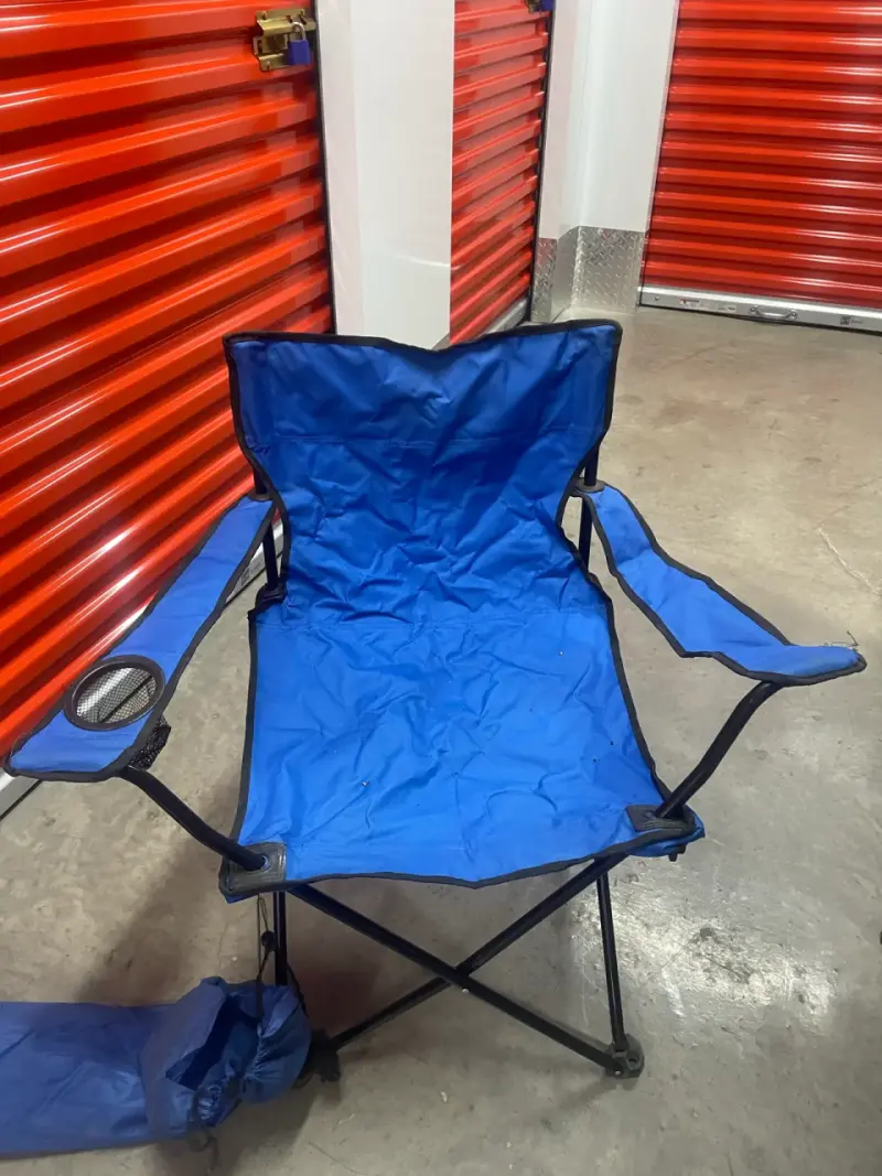 Silla plegable azul para camping con portavasos
