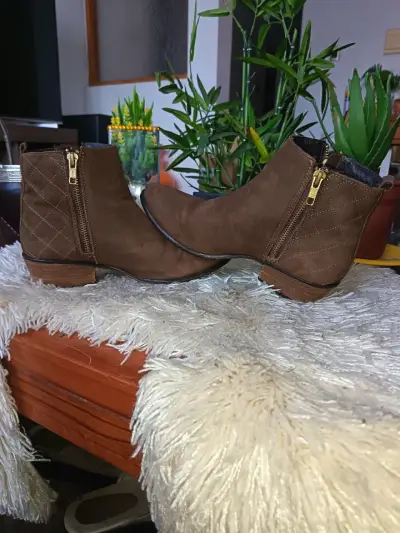Botines de gamuza marrón con cierre lateral - miniatura 1