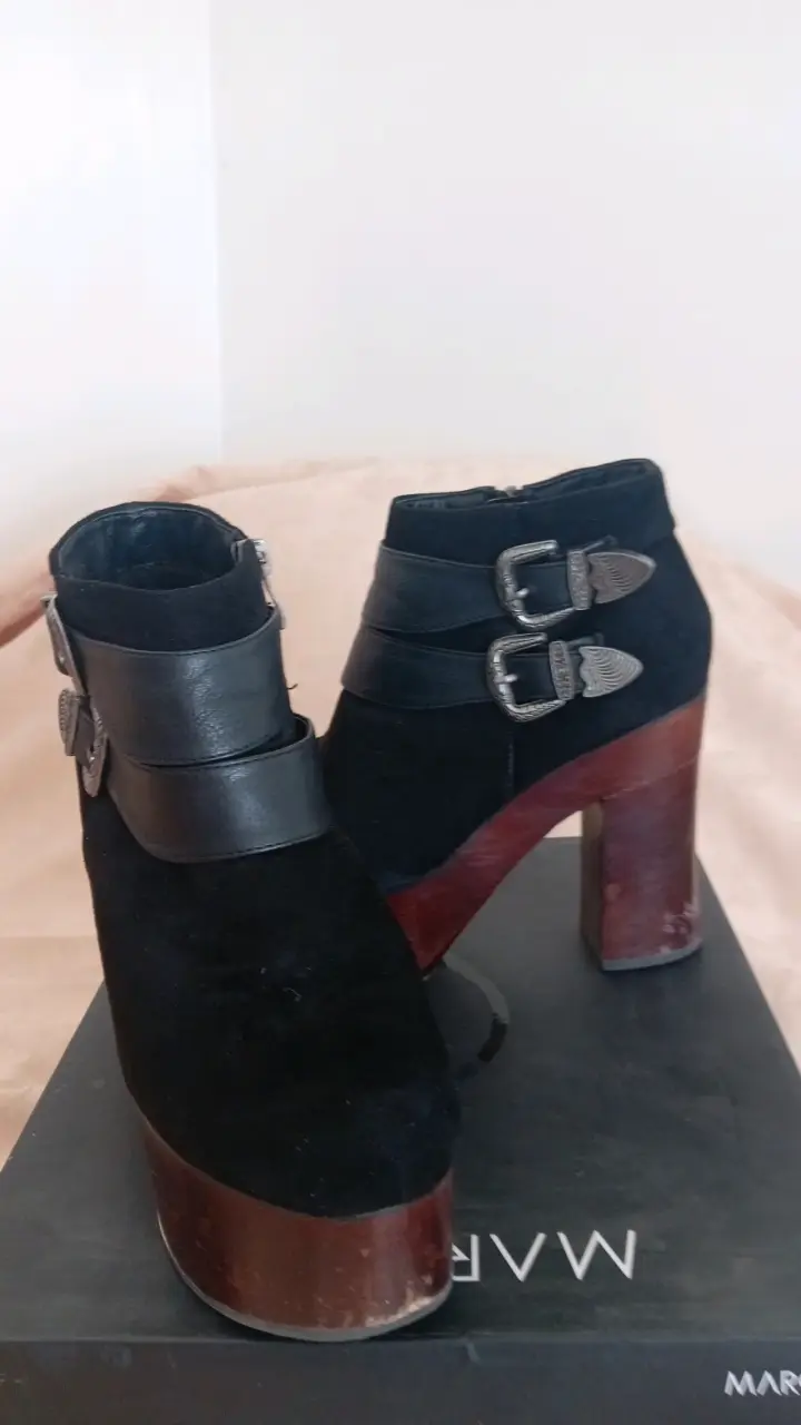 Botines de tacón alto con hebillas negras - 1