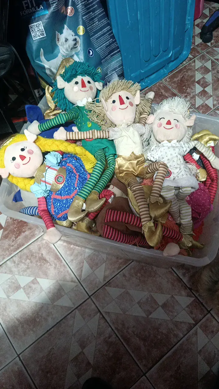 Muñecos de tela artesanales coloridos