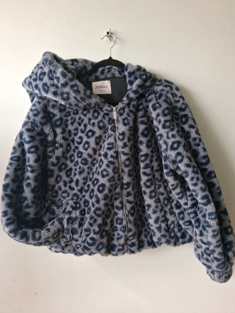Chaqueta de peluche con capucha estampado leopardo