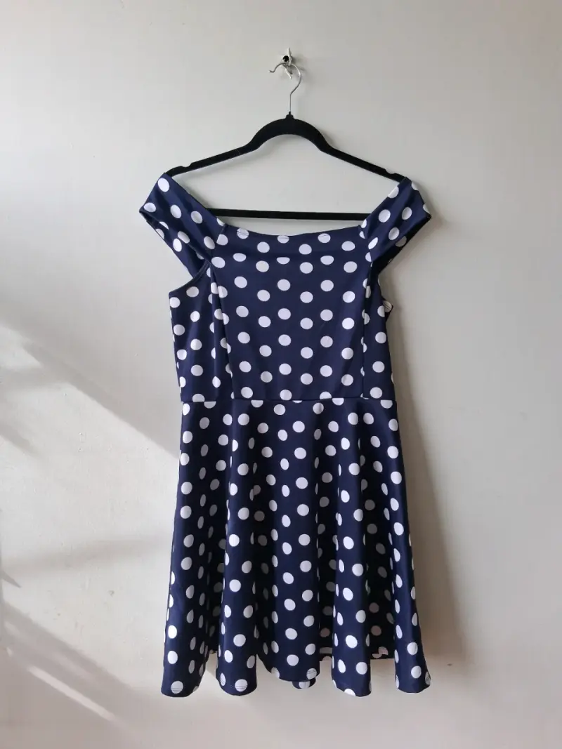 Vestido azul con lunares blancos estilo vintage