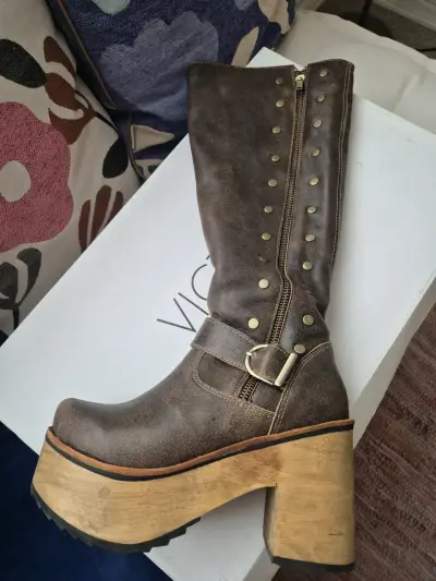 Botas de cuero marrón con plataforma y tachuelas - miniatura 1