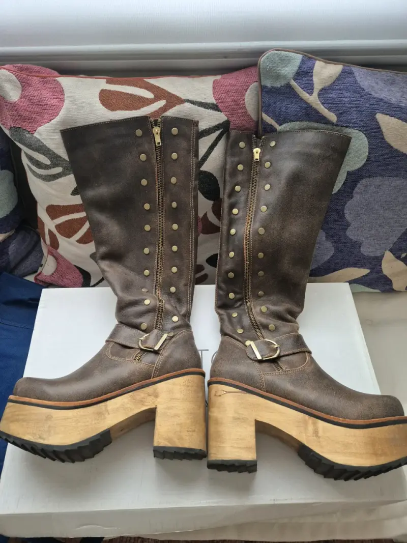 Botas de cuero marrón con plataforma y tachuelas - 2