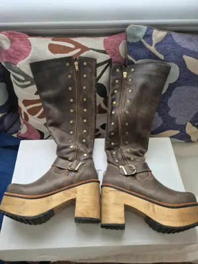 Botas de cuero marrón con plataforma y tachuelas - miniatura 2
