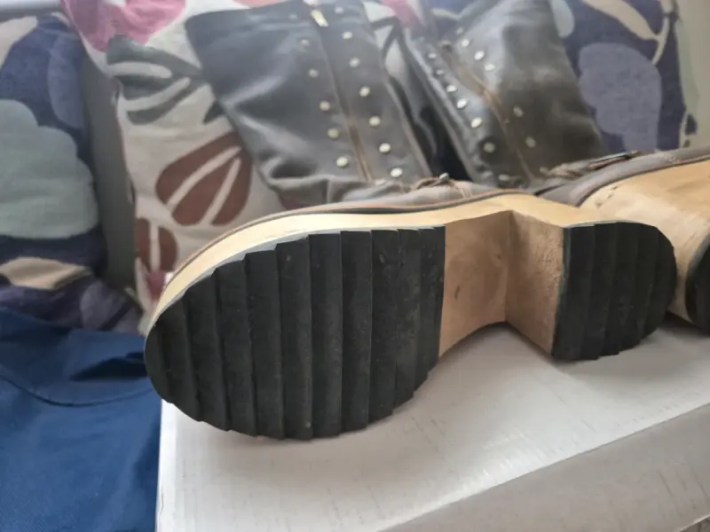 Botas de cuero marrón con plataforma y tachuelas - 4