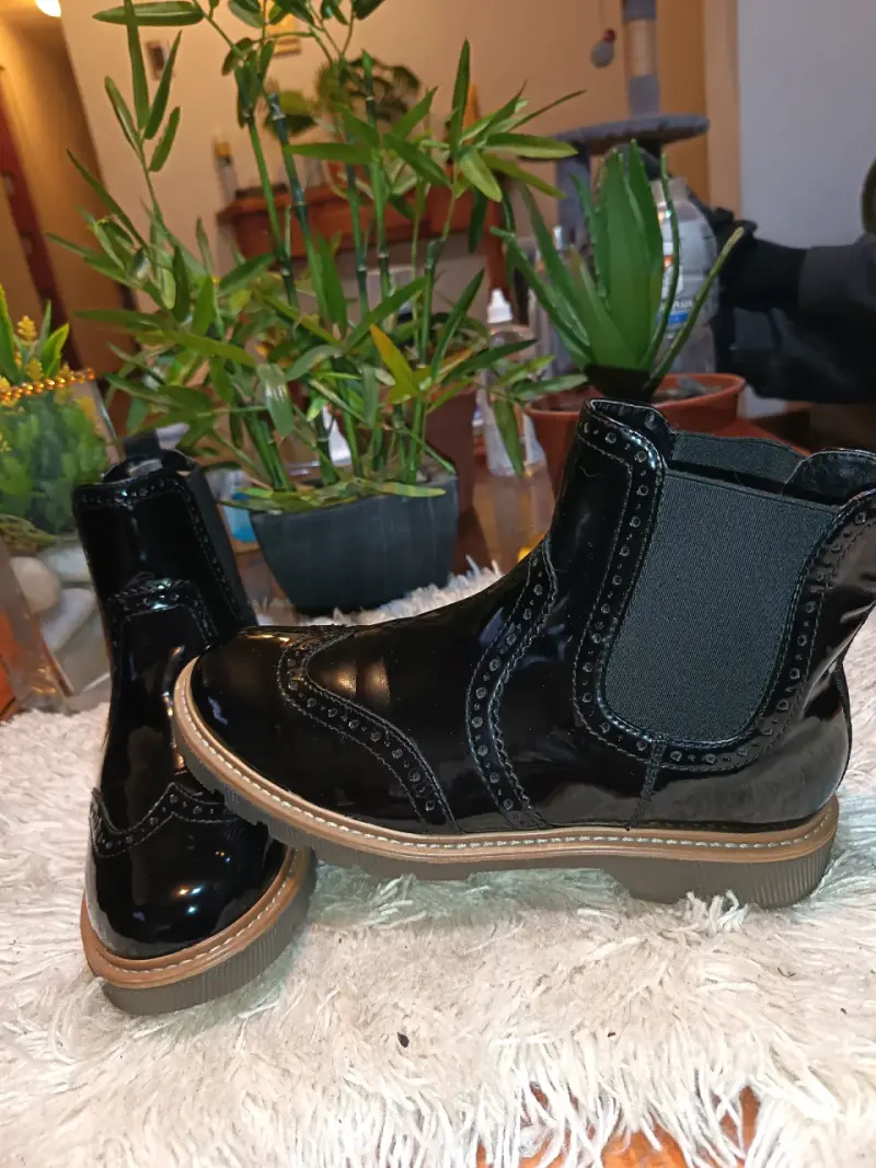 Botines de charol negro con suela gruesa
