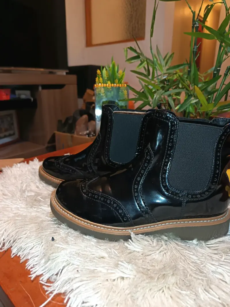 Botines de charol negro con suela gruesa - 2