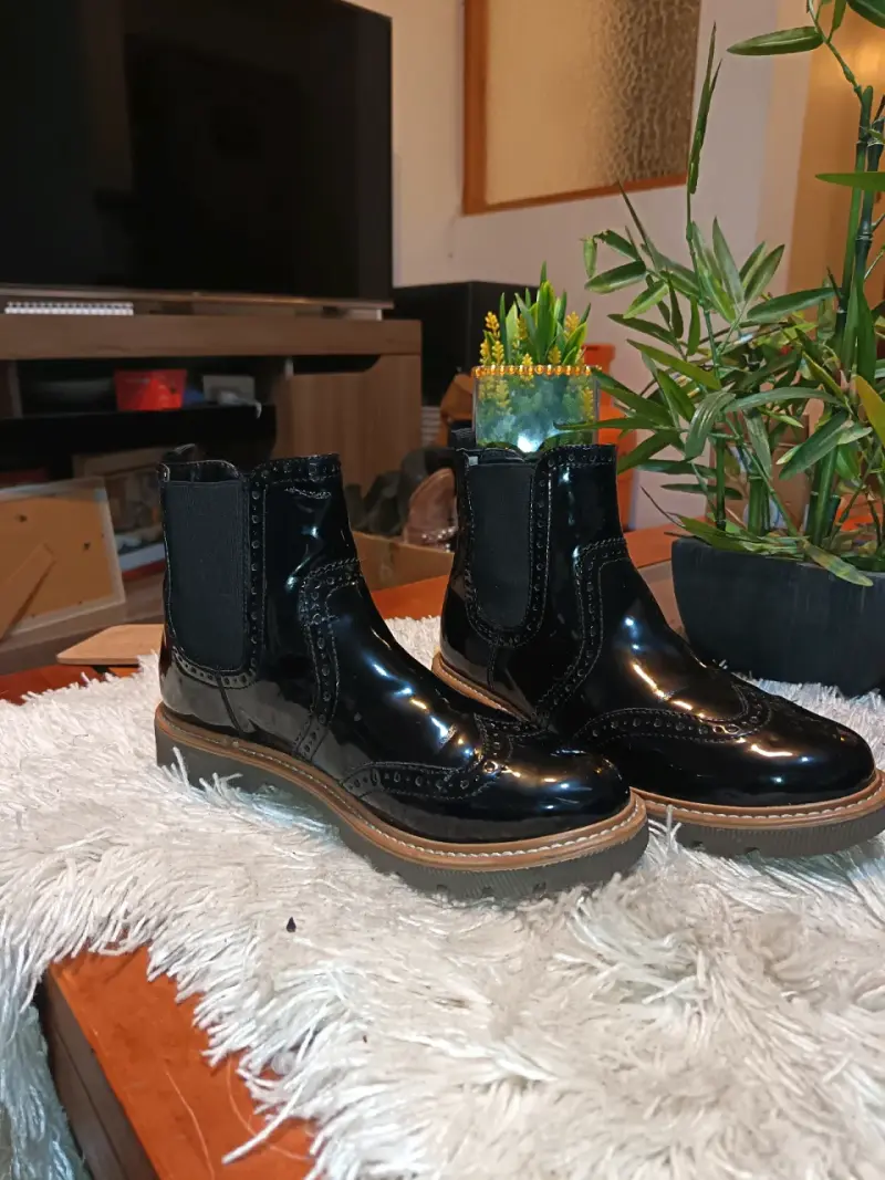 Botines de charol negro con suela gruesa - 3