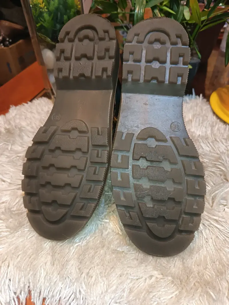 Botines de charol negro con suela gruesa - 4