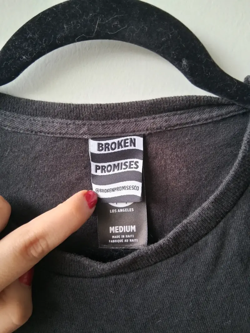 Polera manga larga negra Broken Promises con diseño floral - 2