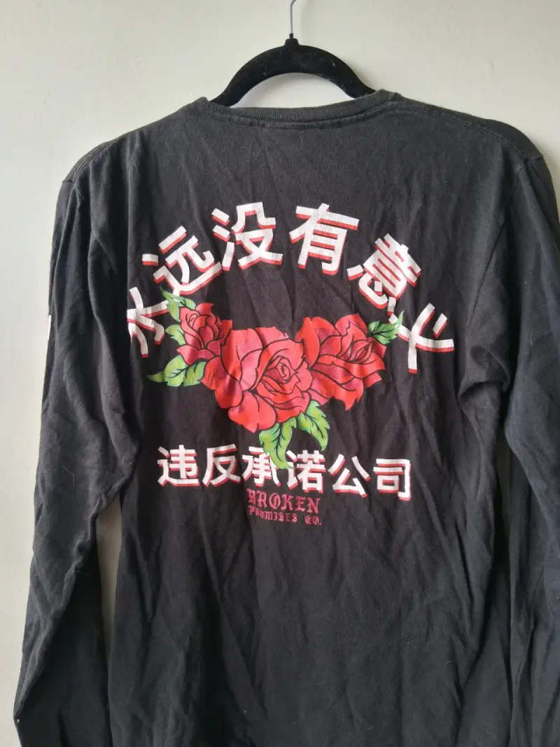 Polera manga larga negra Broken Promises con diseño floral - 3