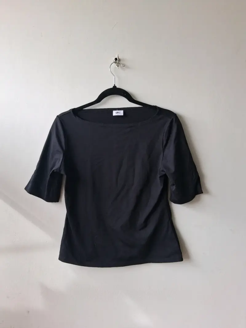 Polera negra de manga corta para mujer