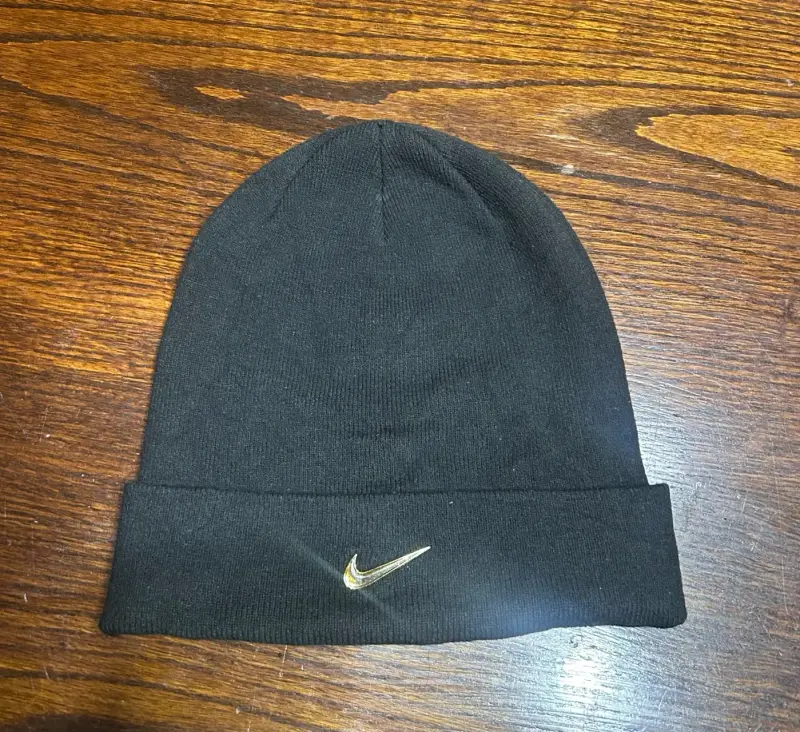 Gorro de lana negro Nike con logo dorado - 1