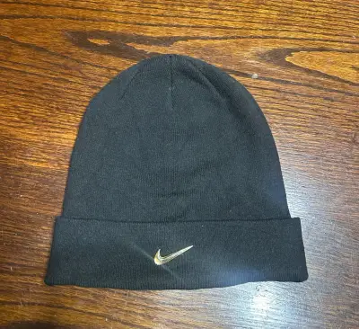 Gorro de lana negro Nike con logo dorado - miniatura 1