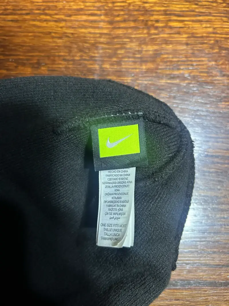 Gorro de lana negro Nike con logo dorado - 2