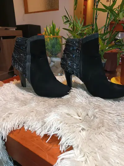 Botines negros con tacón y detalles brillantes - miniatura 1