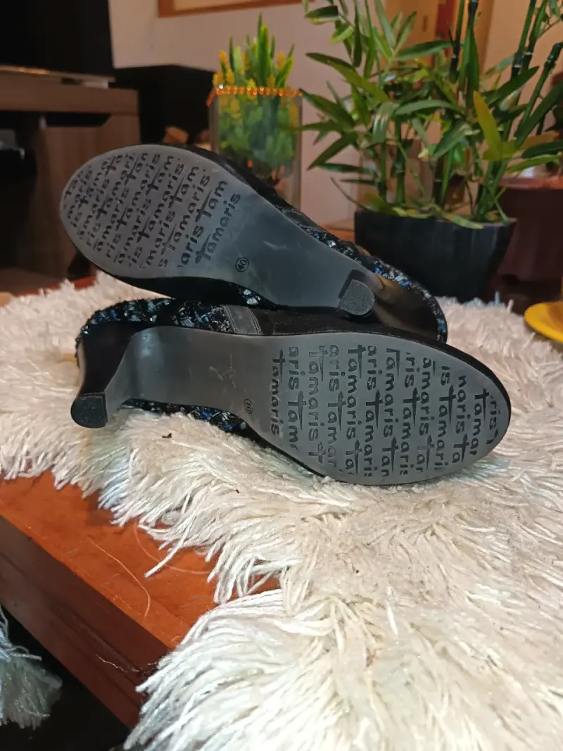Botines negros con tacón y detalles brillantes - 3
