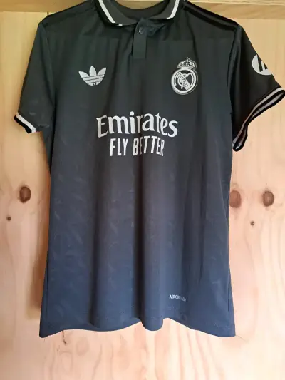Camiseta Real Madrid Mbappé Negra - miniatura 1