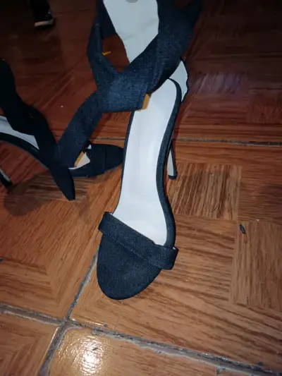 Tacones de mujer negros con tiras - miniatura 1