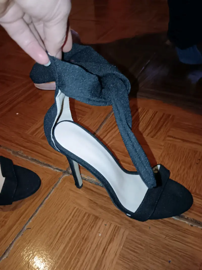 Tacones de mujer negros con tiras - 2