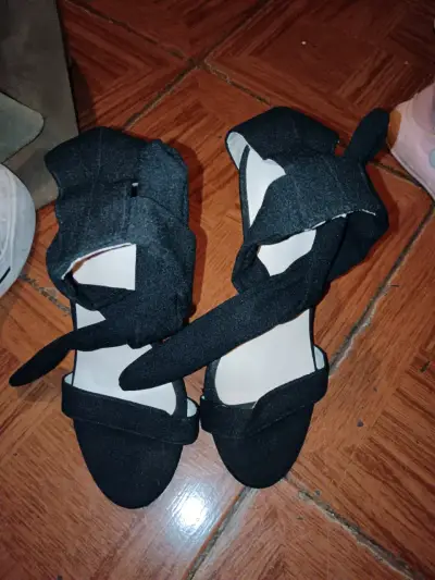 Tacones de mujer negros con tiras - miniatura 3