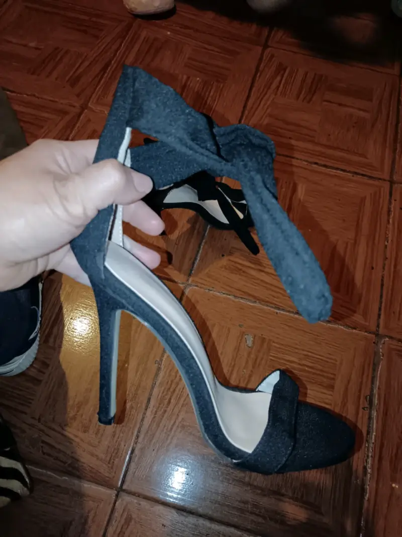 Tacones de mujer negros con tiras - 4
