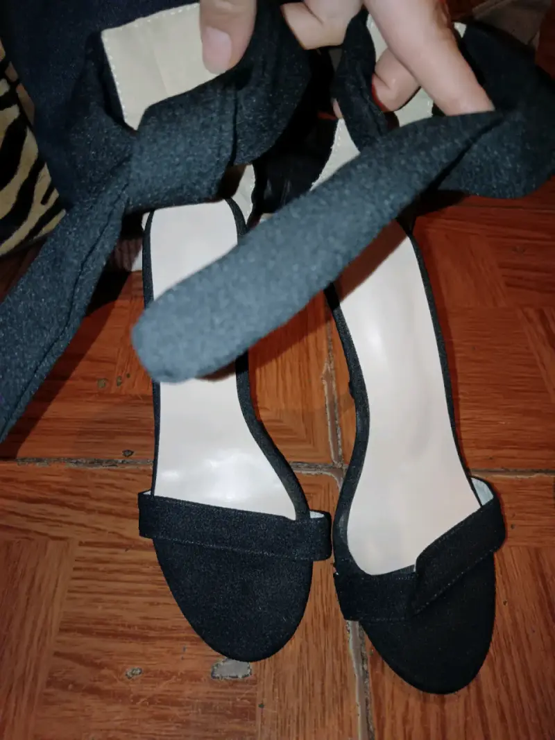 Tacones de mujer negros con tiras - 5