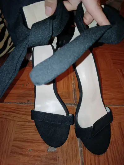 Tacones de mujer negros con tiras - miniatura 5