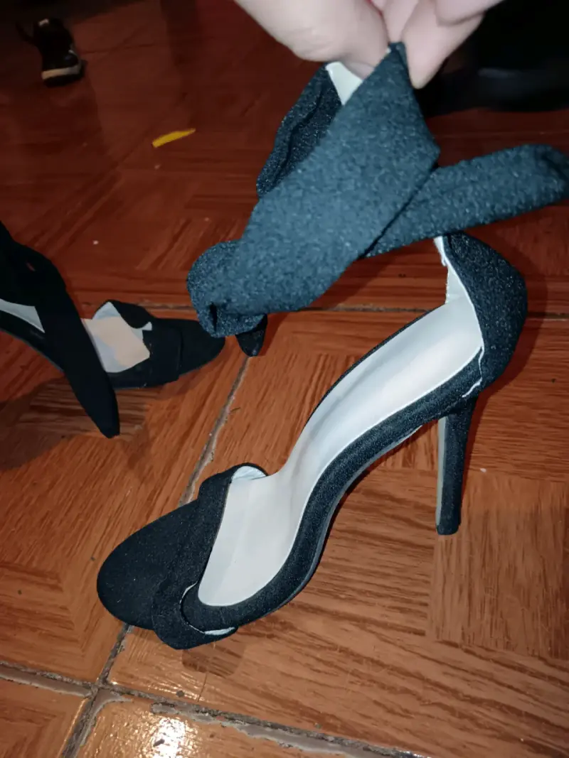 Tacones de mujer negros con tiras - 6