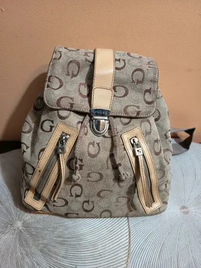 Mochila Guess beige con diseño monograma - miniatura 1
