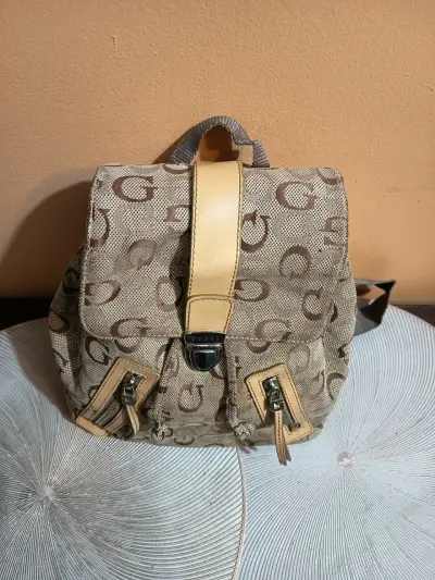 Mochila Guess beige con diseño monograma - miniatura 2
