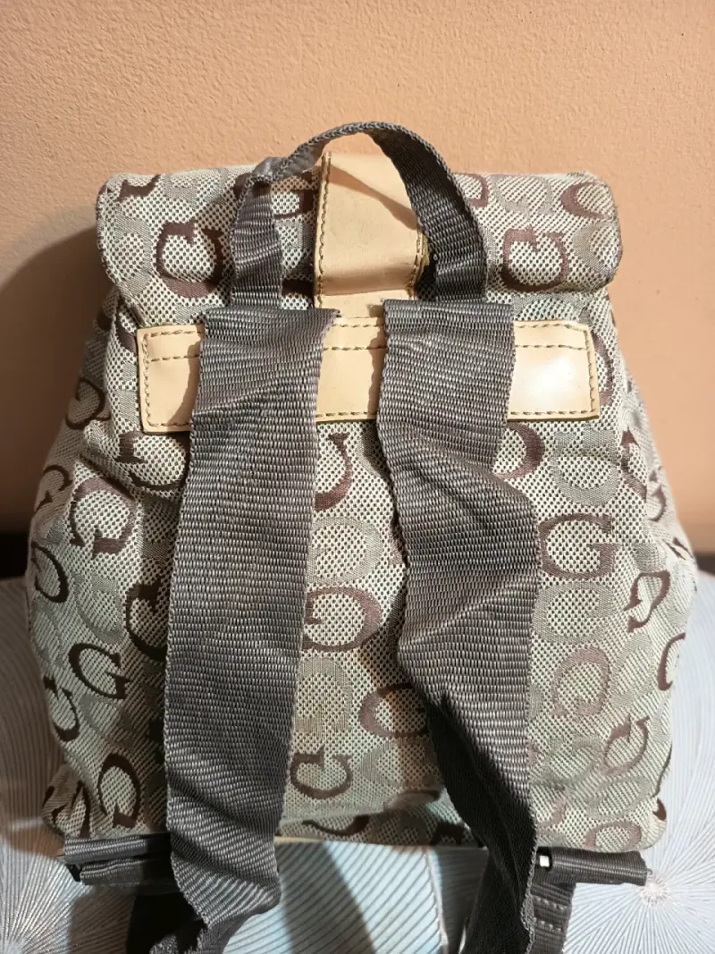 Mochila Guess beige con diseño monograma - 3