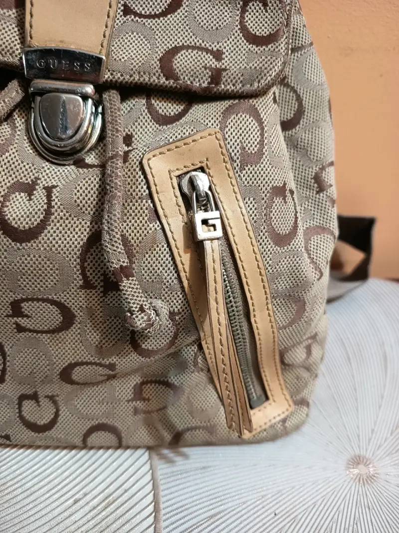Mochila Guess beige con diseño monograma - 4
