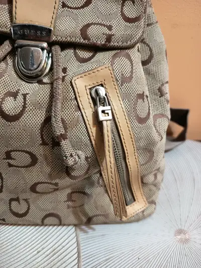 Mochila Guess beige con diseño monograma - miniatura 4
