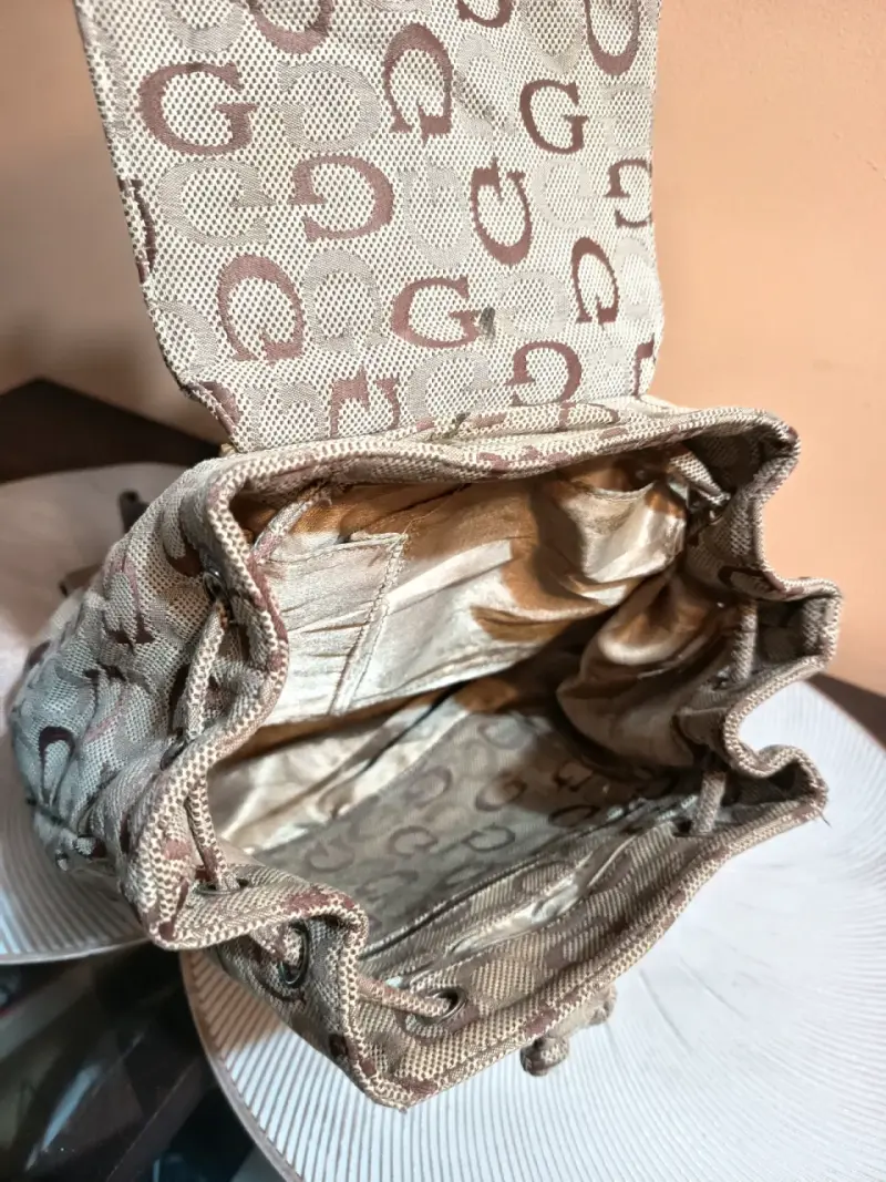 Mochila Guess beige con diseño monograma - 6