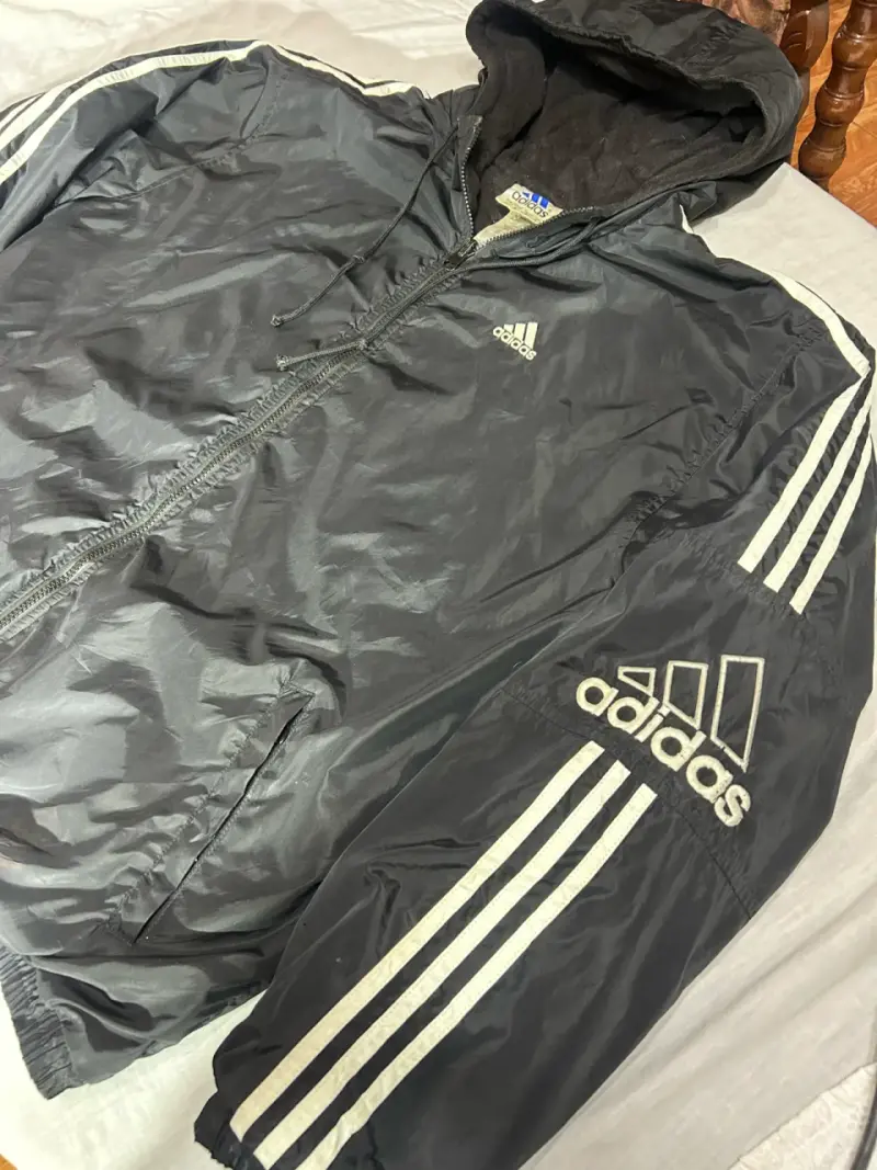 Chaqueta cortaviento Adidas negra con capucha - 1