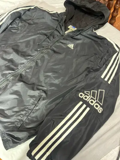 Chaqueta cortaviento Adidas negra con capucha - miniatura 1
