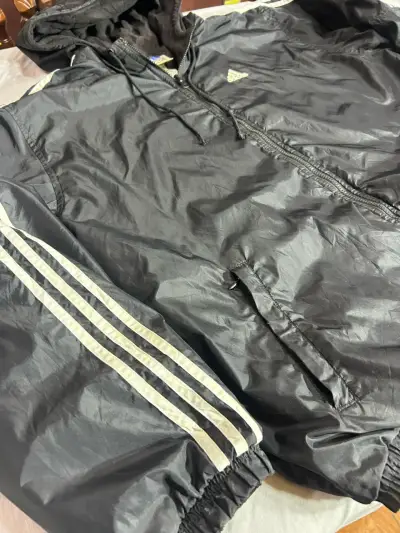 Chaqueta cortaviento Adidas negra con capucha - miniatura 2