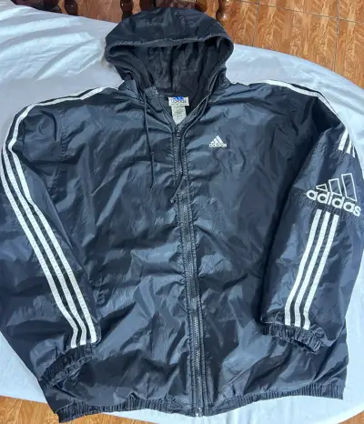 Chaqueta cortaviento Adidas negra con capucha - miniatura 3