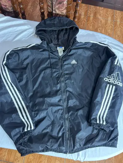 Chaqueta cortaviento Adidas negra con capucha - miniatura 4