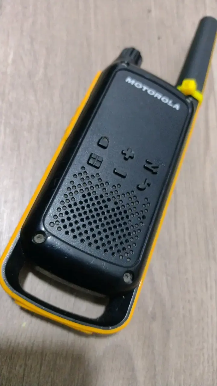Walkie Talkie Motorola amarillo resistente - 1