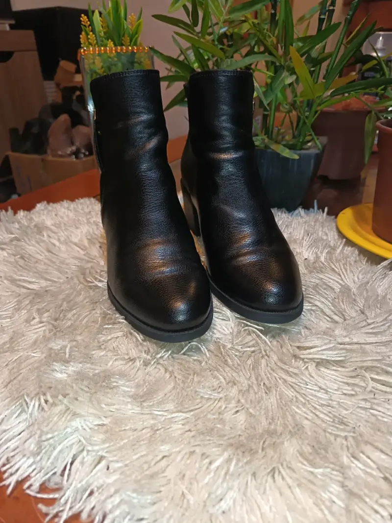 Botines de cuero negro con cierre lateral