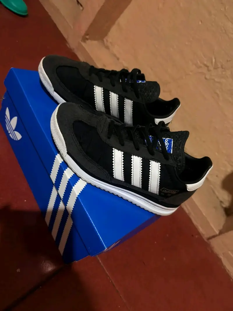 Zapatillas deportivas negras Adidas clásicas - 1