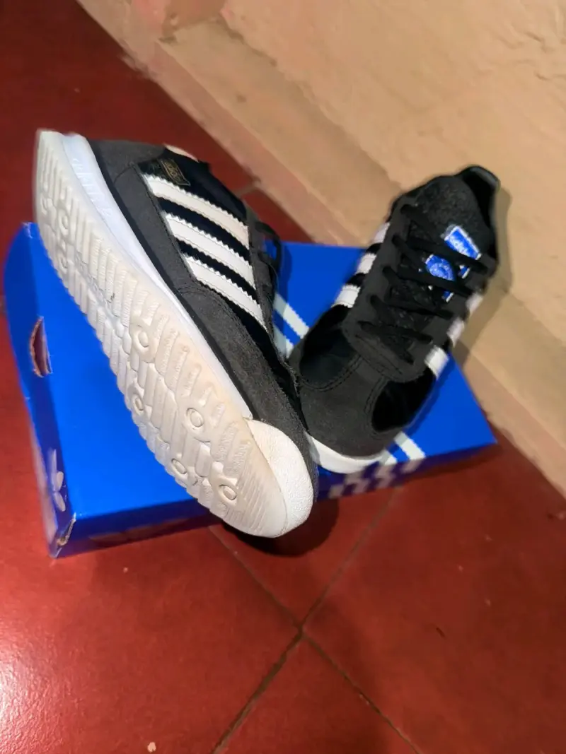 Zapatillas deportivas negras Adidas clásicas - 2