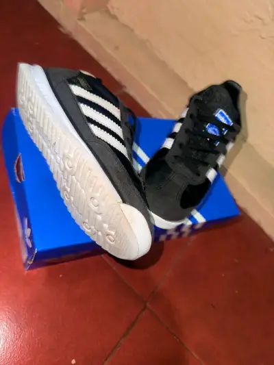 Zapatillas deportivas negras Adidas clásicas - miniatura 2