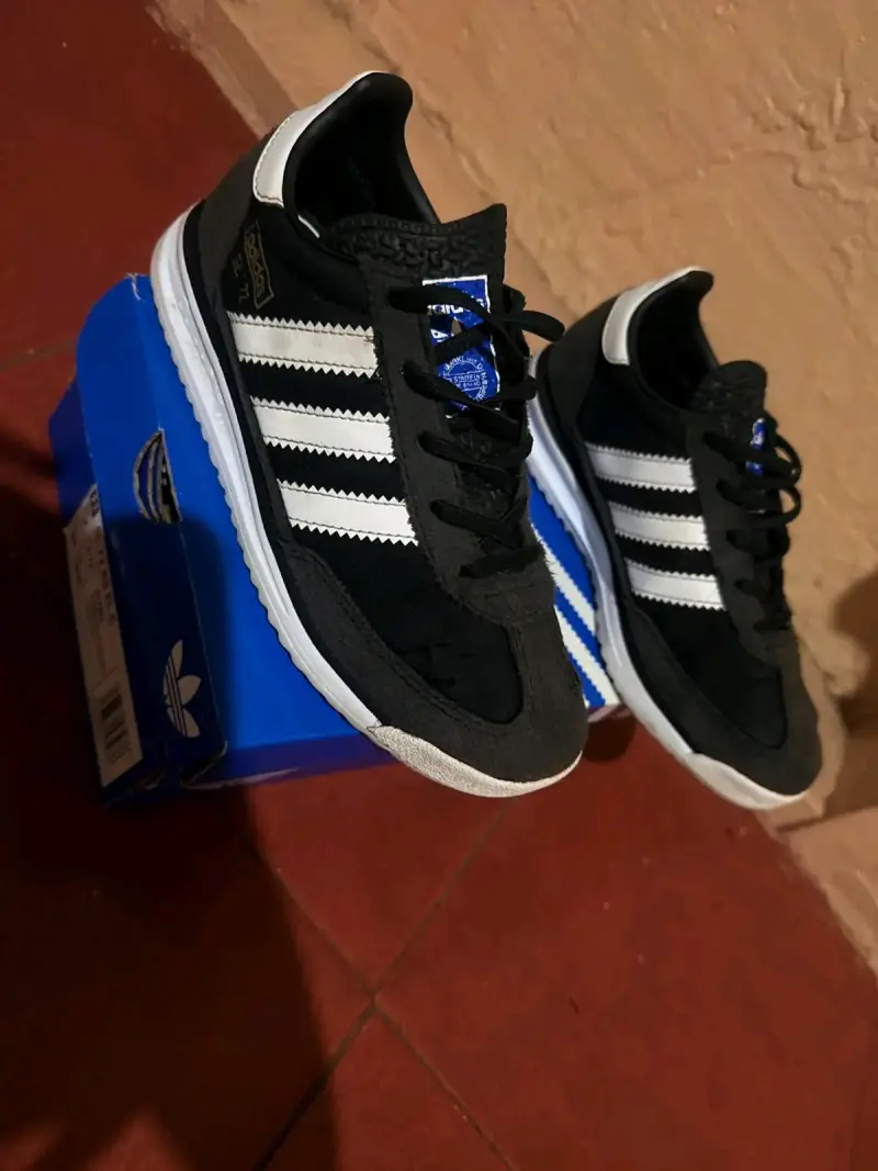 Zapatillas deportivas negras Adidas clásicas - 3