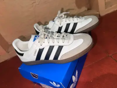Zapatillas Adidas Samba blancas y negras - miniatura 1