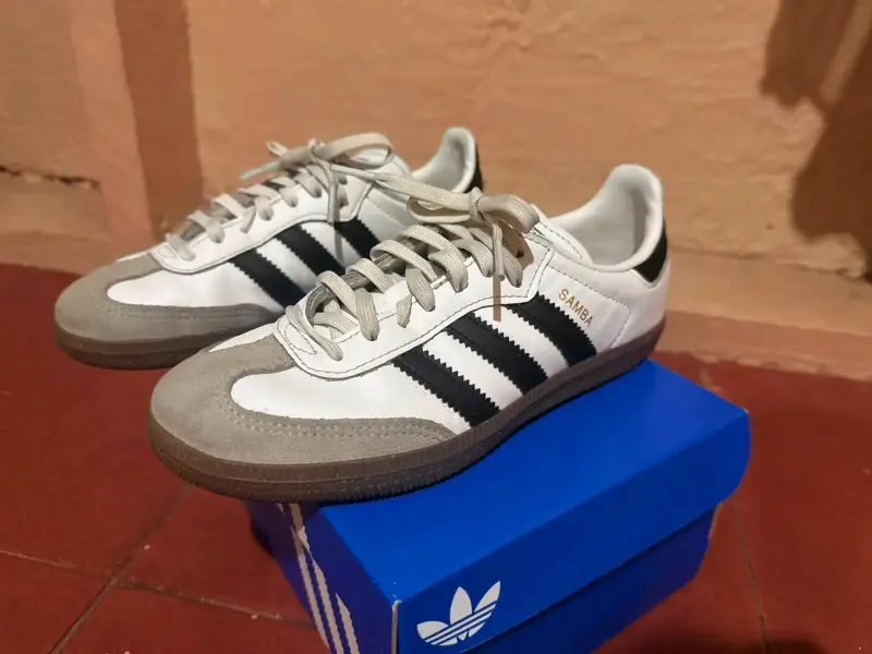 Zapatillas Adidas Samba blancas y negras - 2