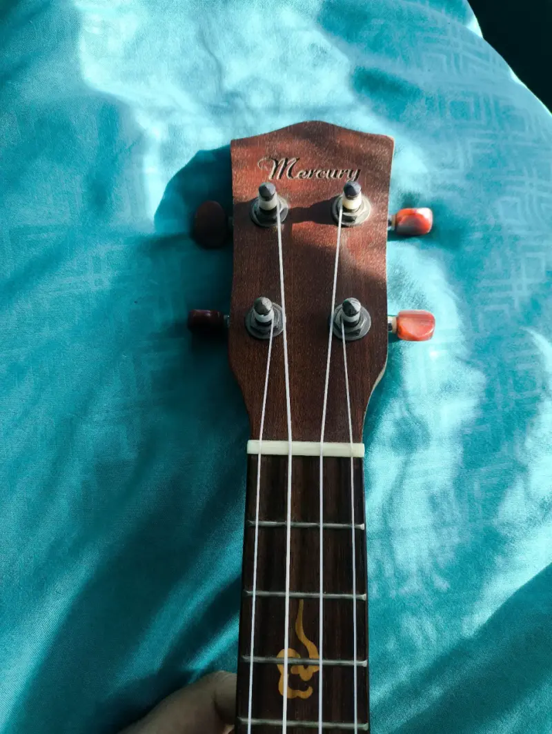 Ukulele Mercury - 2
